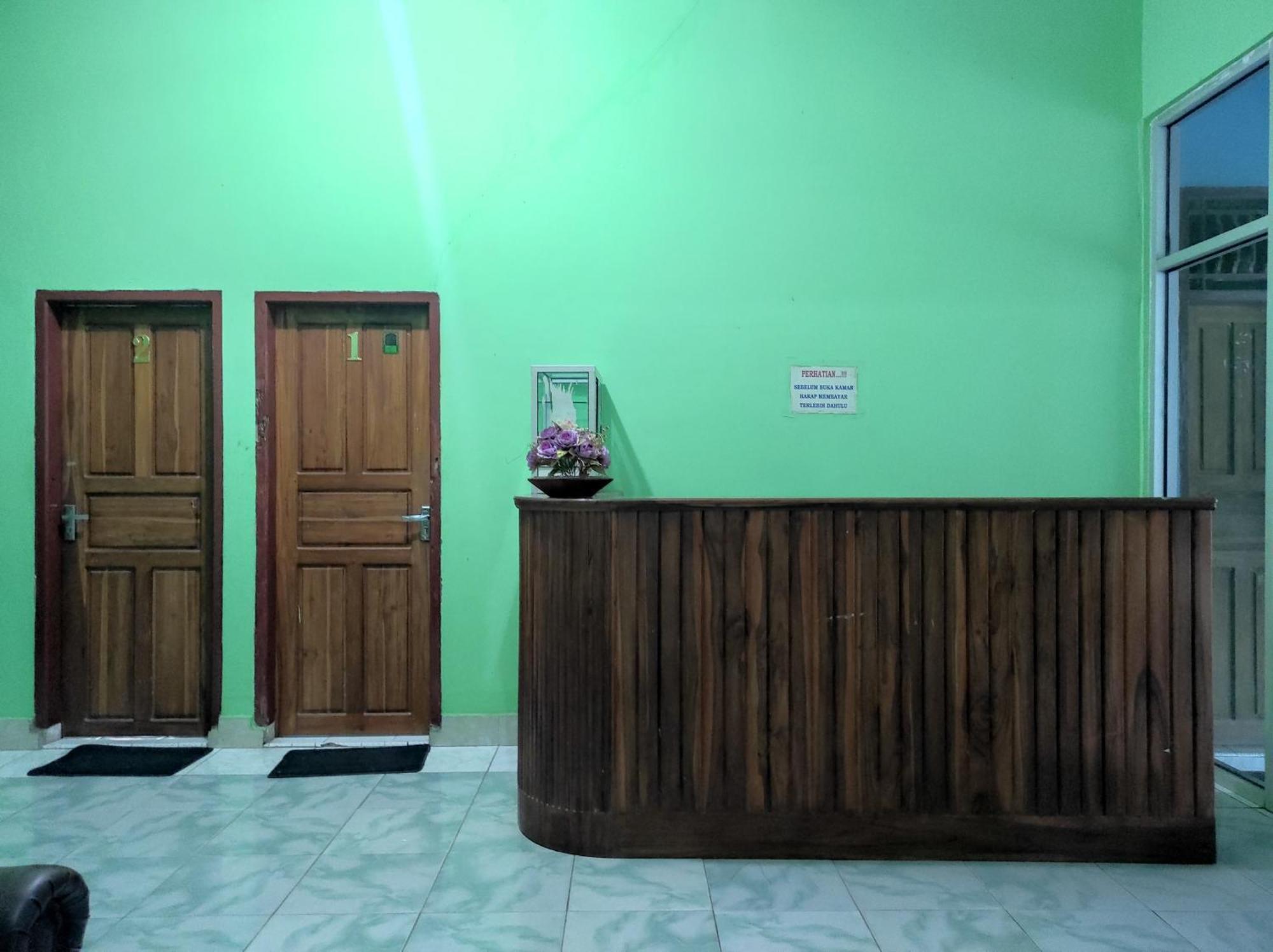 Oyo 93411 Syariah Hotel Tomborang Karema Buitenkant foto