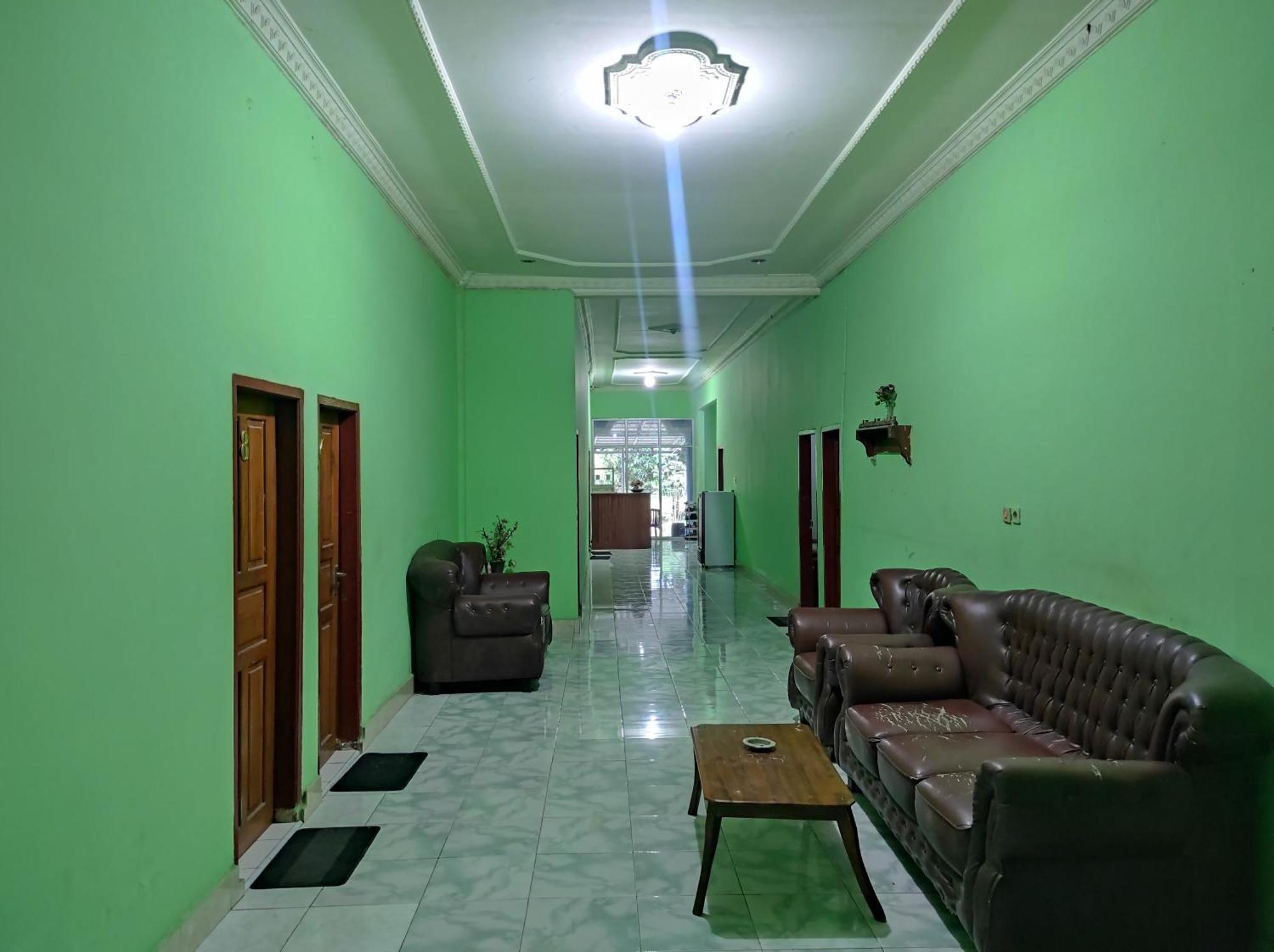 Oyo 93411 Syariah Hotel Tomborang Karema Buitenkant foto