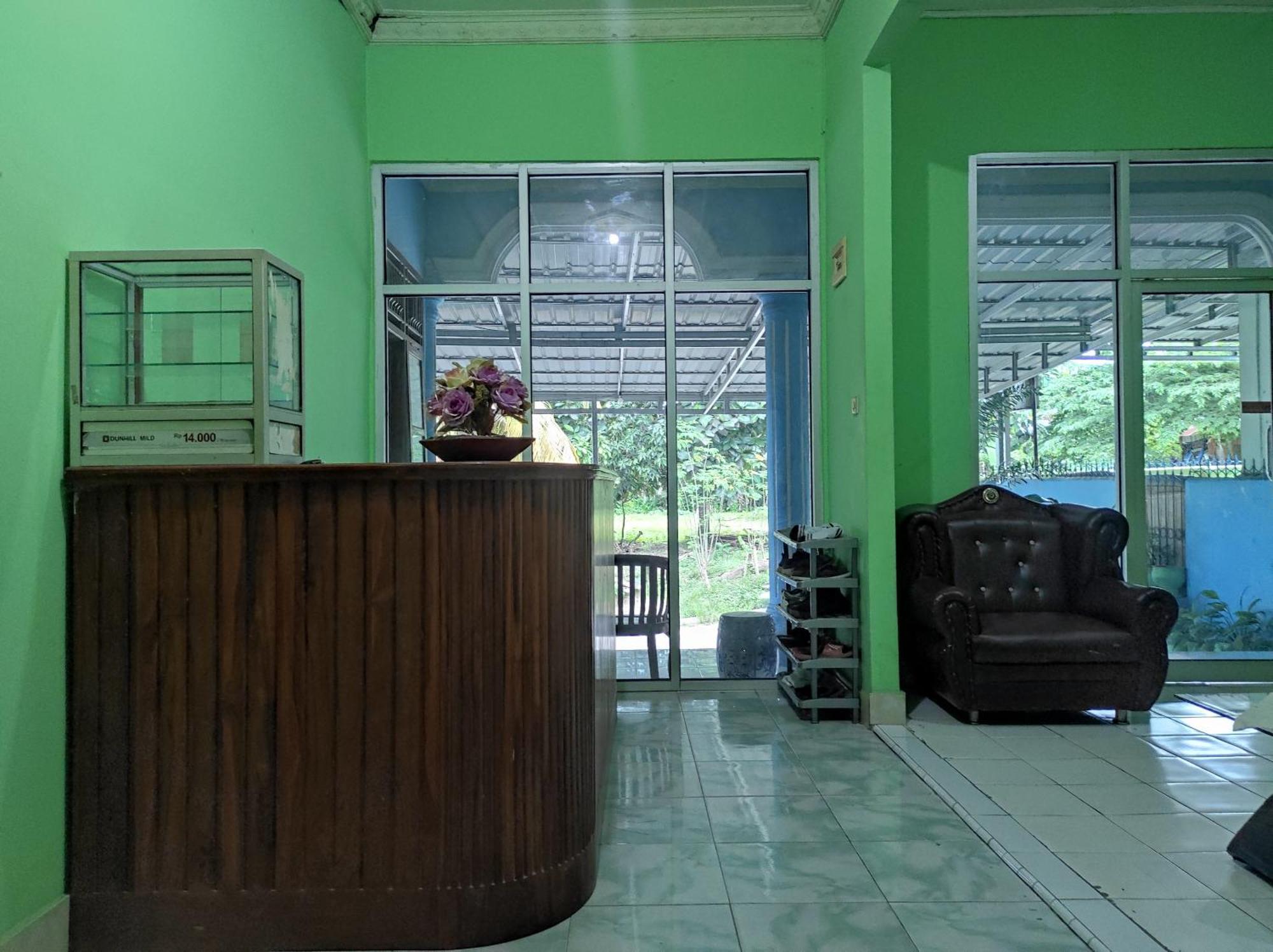 Oyo 93411 Syariah Hotel Tomborang Karema Buitenkant foto