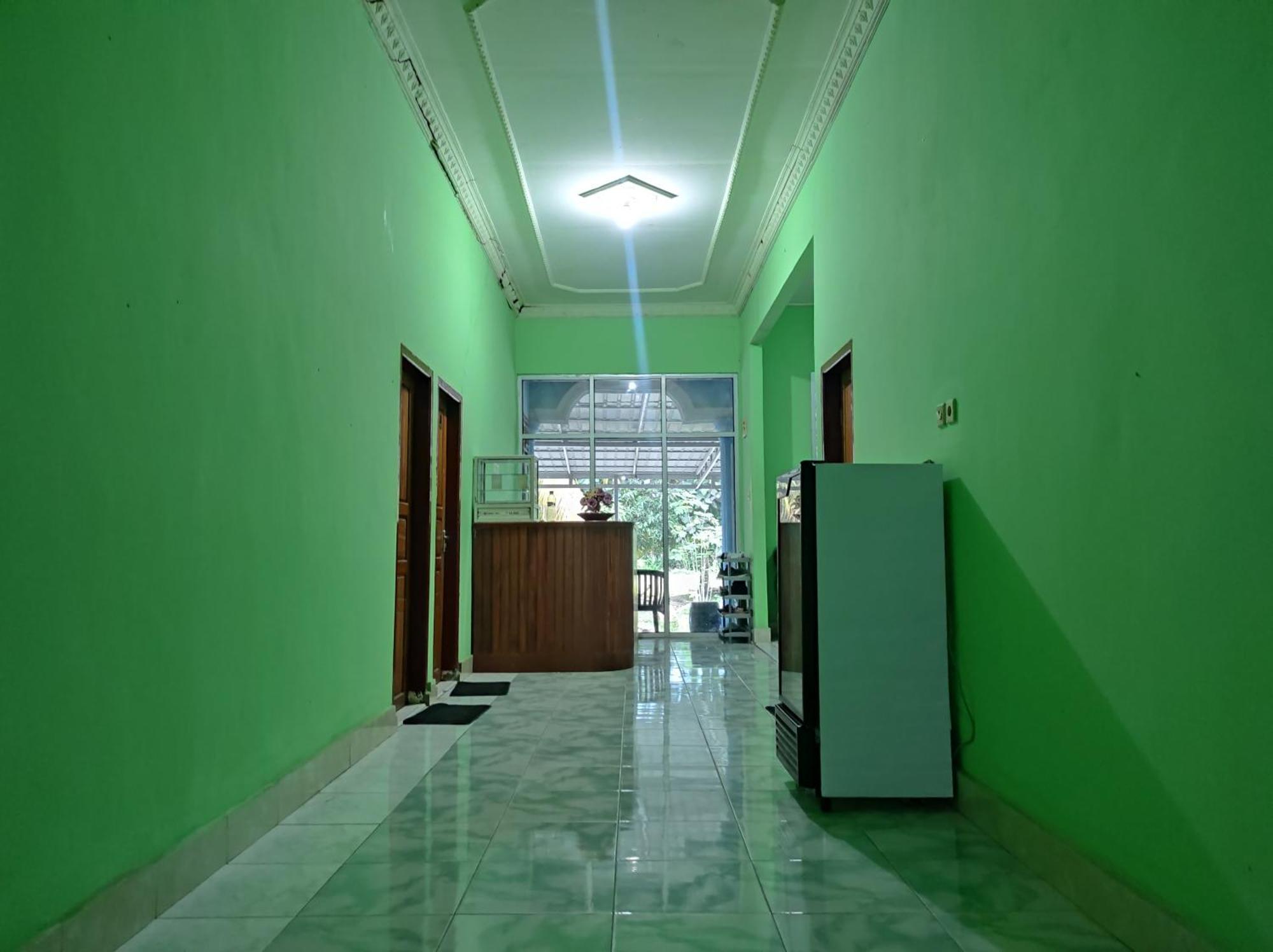 Oyo 93411 Syariah Hotel Tomborang Karema Buitenkant foto